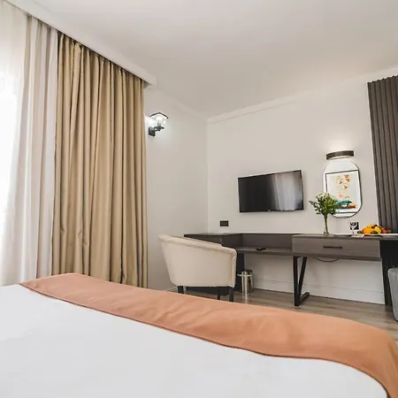 Uptown Bueyuek Anadolu קיירניה