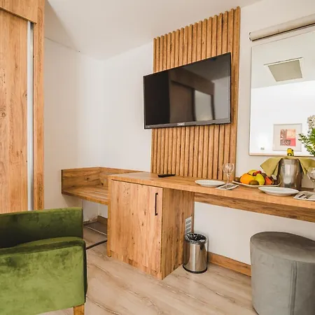 Uptown Bueyuek Anadolu Кирения