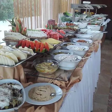 Uptown Bueyuek Anadolu Кирения